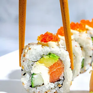 thumb_2022_03_08_17_56_10_Salmon_Philadelphia_Uramaki